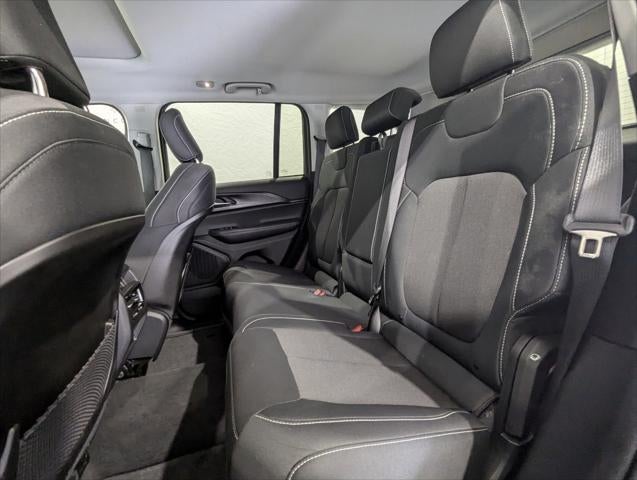 2023 Jeep Grand Cherokee Laredo 4x4