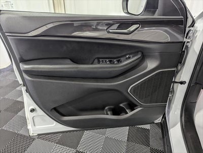 2022 Jeep Grand Cherokee L Laredo 4x4