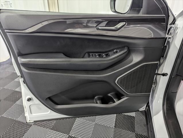 2022 Jeep Grand Cherokee L Laredo 4x4