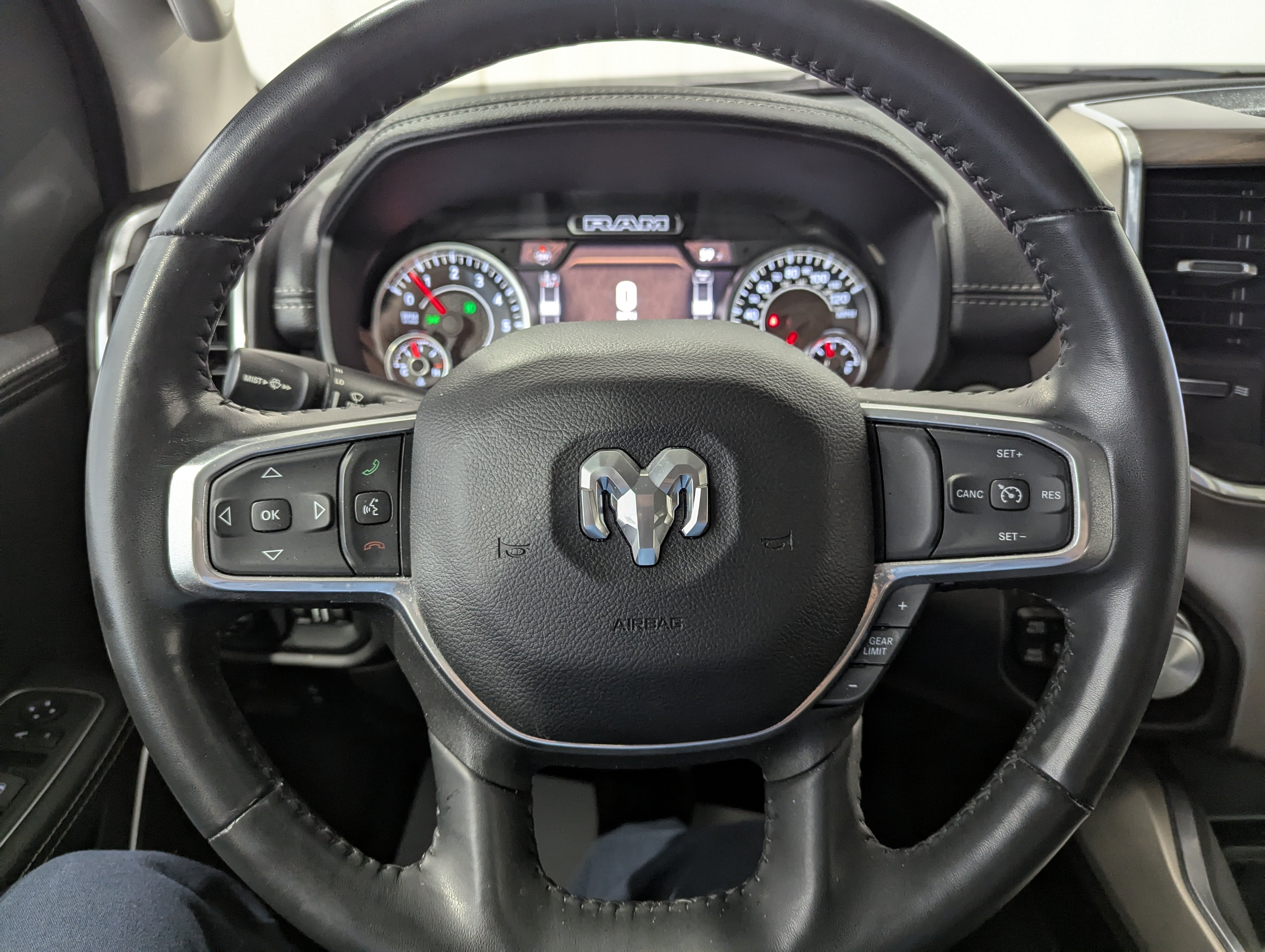 2022 RAM 1500 Laramie Crew Cab 4x4 5'7' Box