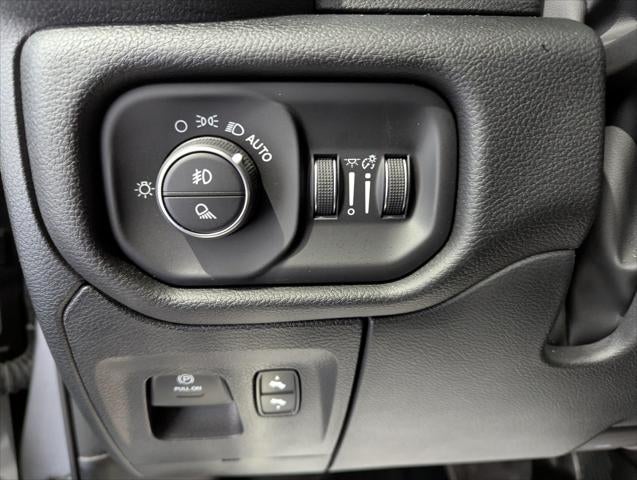 2022 RAM 1500 Laramie Crew Cab 4x4 5'7' Box