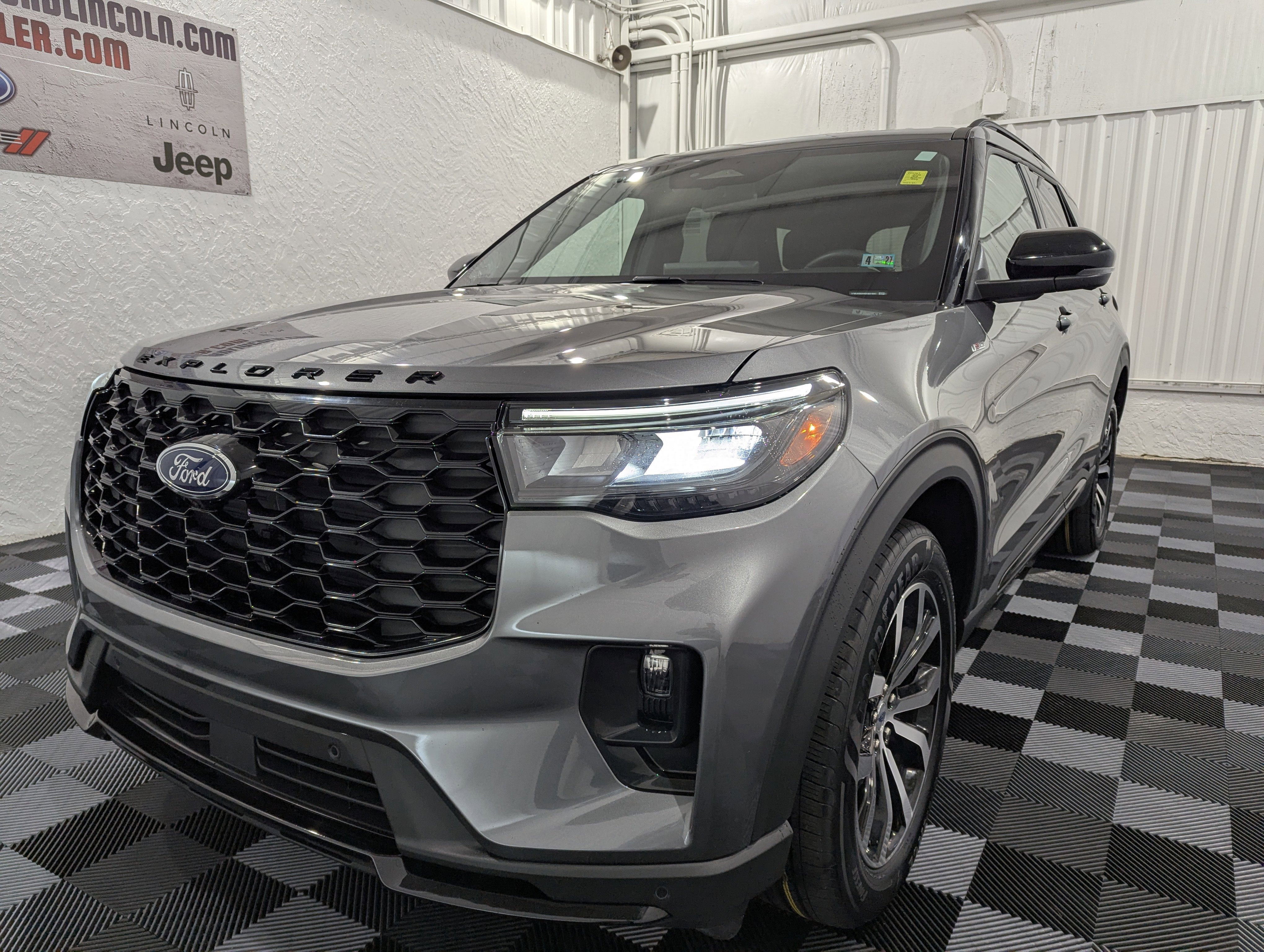 2025 Ford Explorer ST-Line 4x4