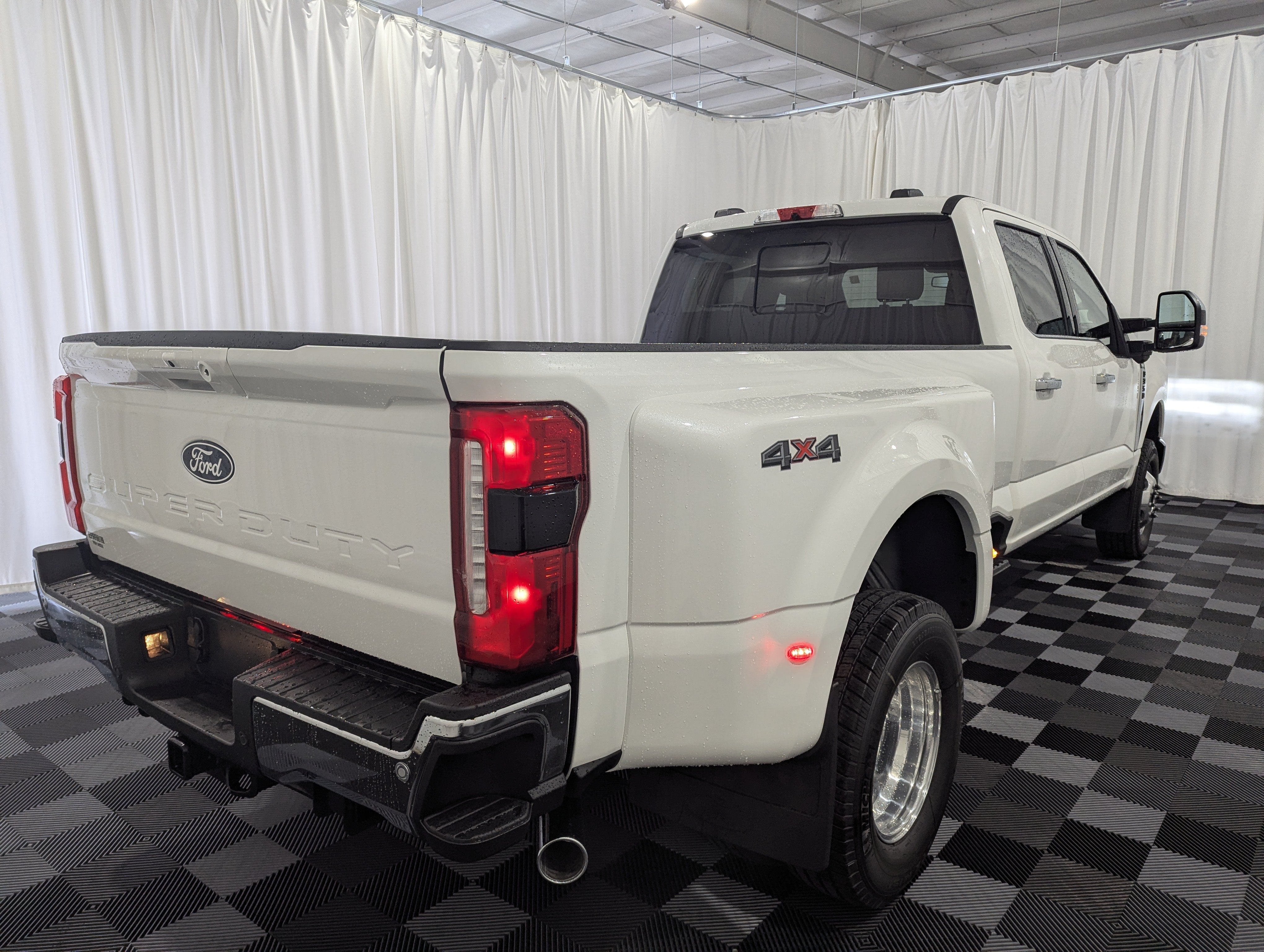 2027 Ford Super Duty F-350 DRW Lariat