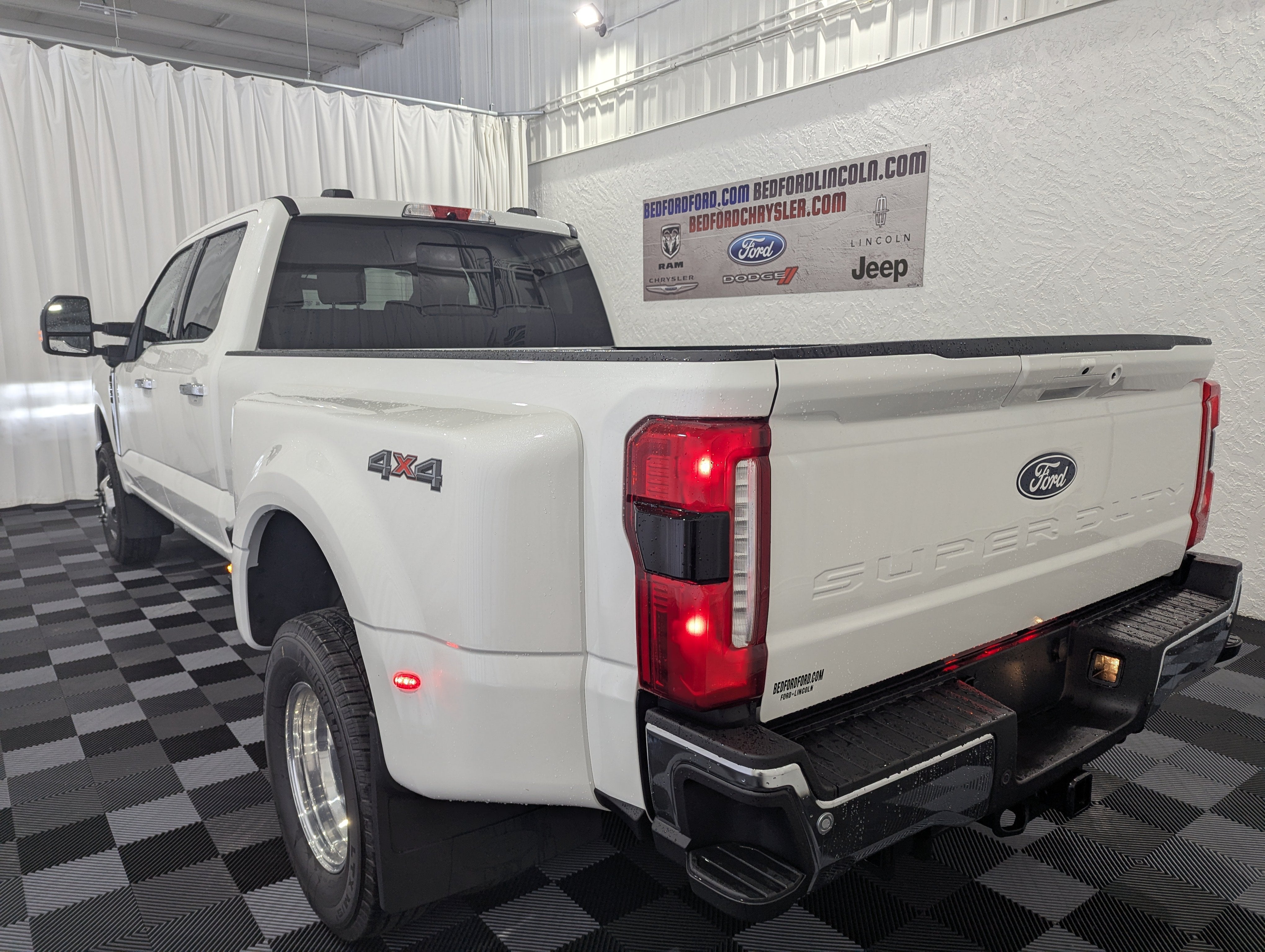 2027 Ford Super Duty F-350 DRW Lariat