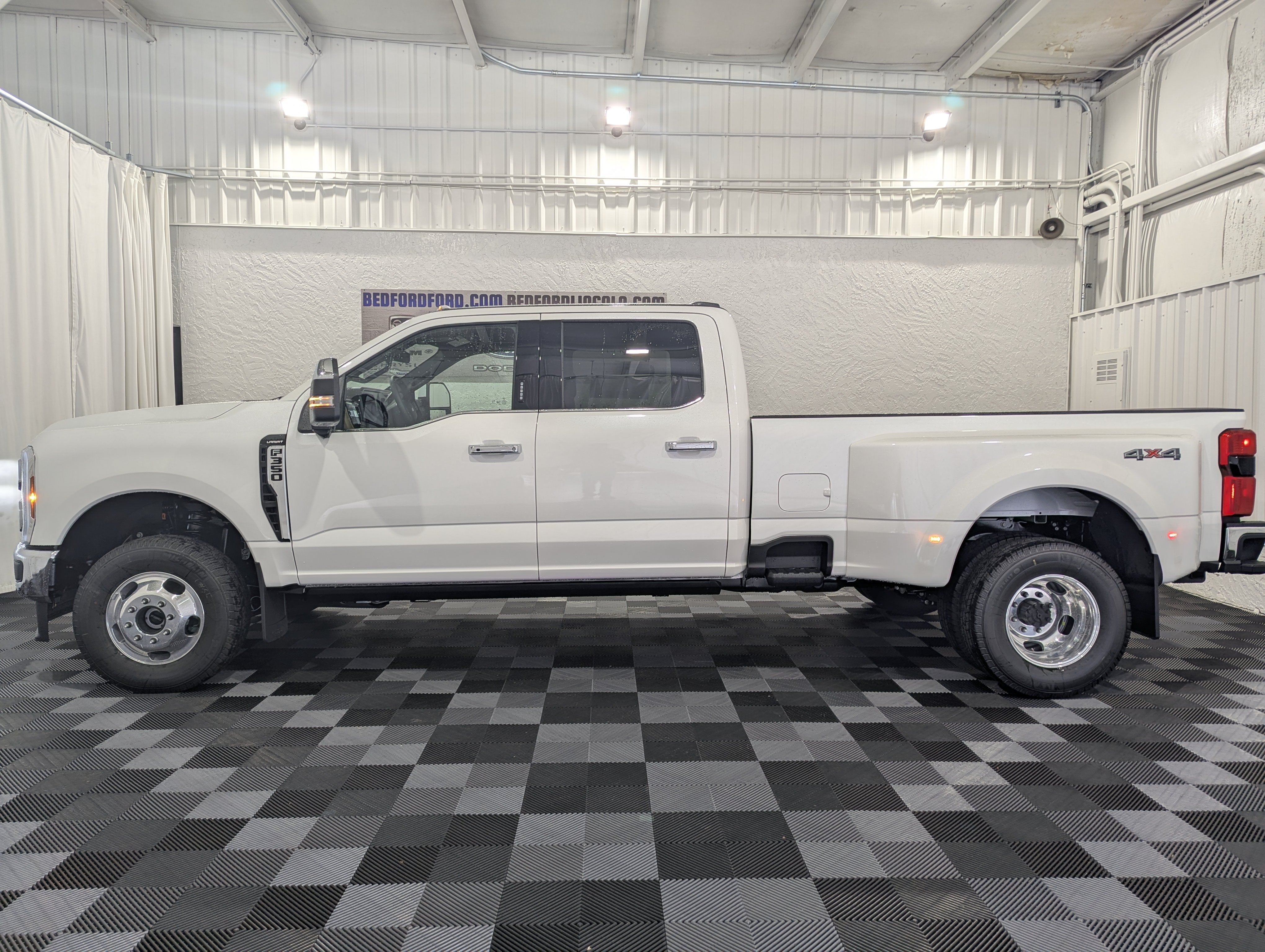 2027 Ford Super Duty F-350 DRW Lariat