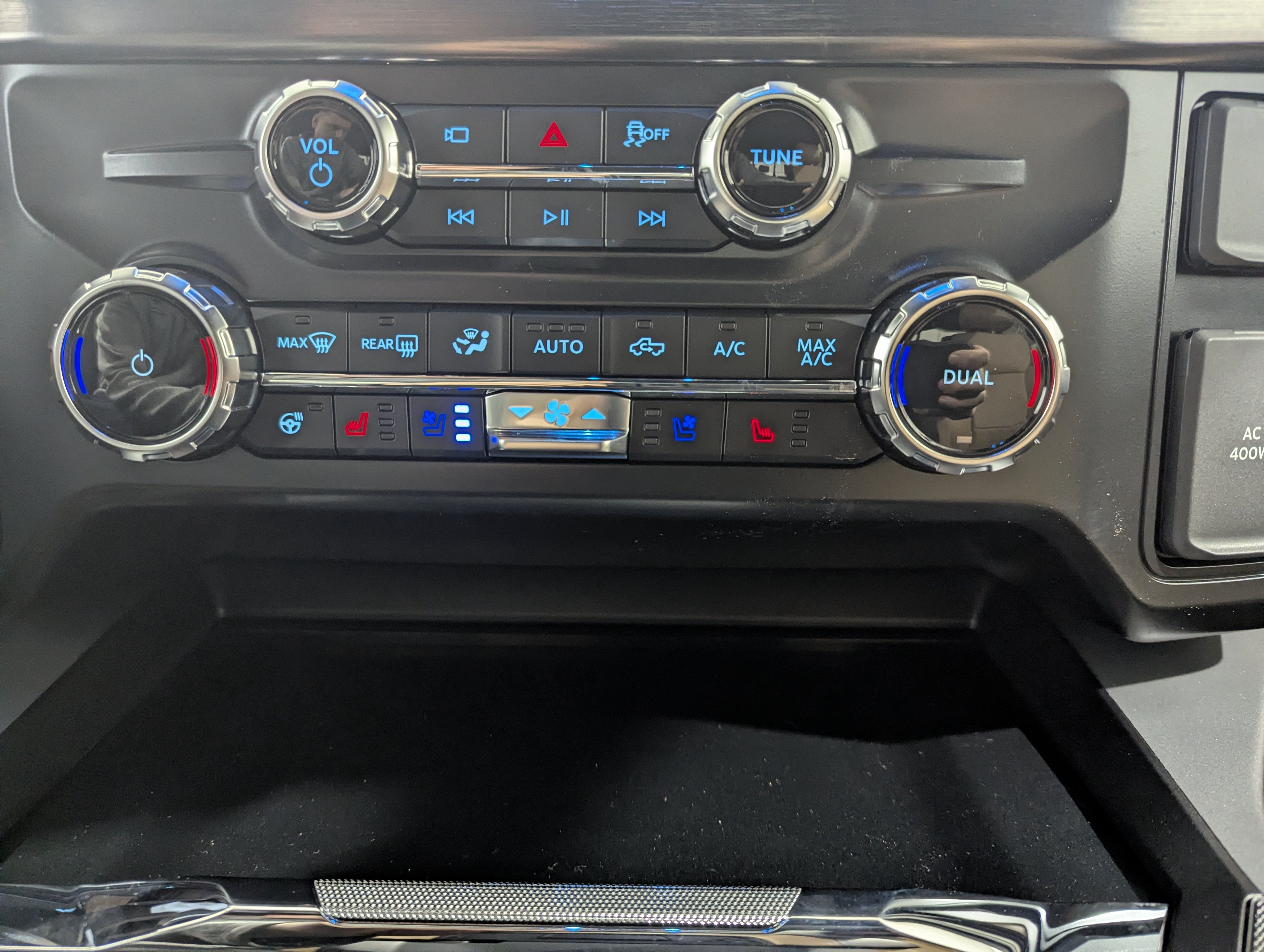 2027 Ford Super Duty F-350 DRW Lariat