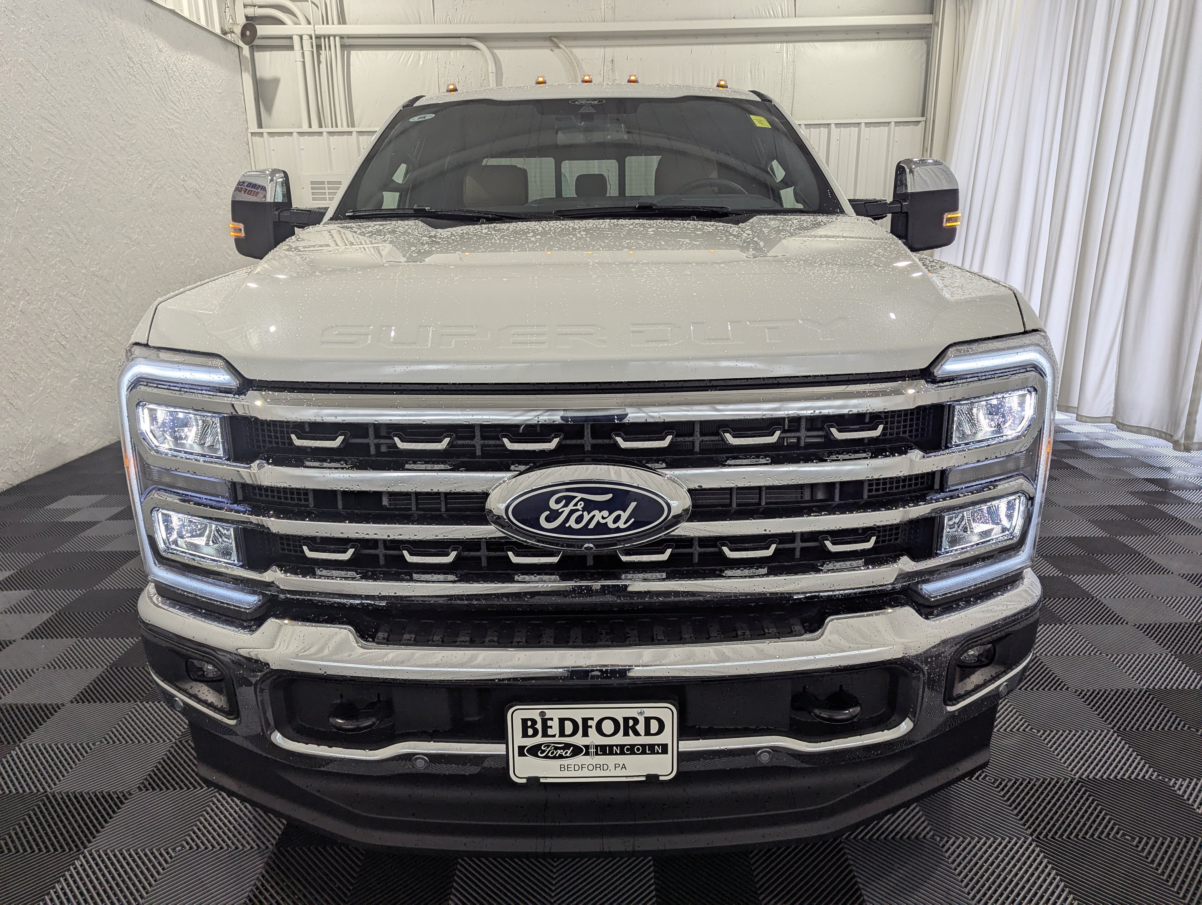 2027 Ford Super Duty F-350 DRW Lariat