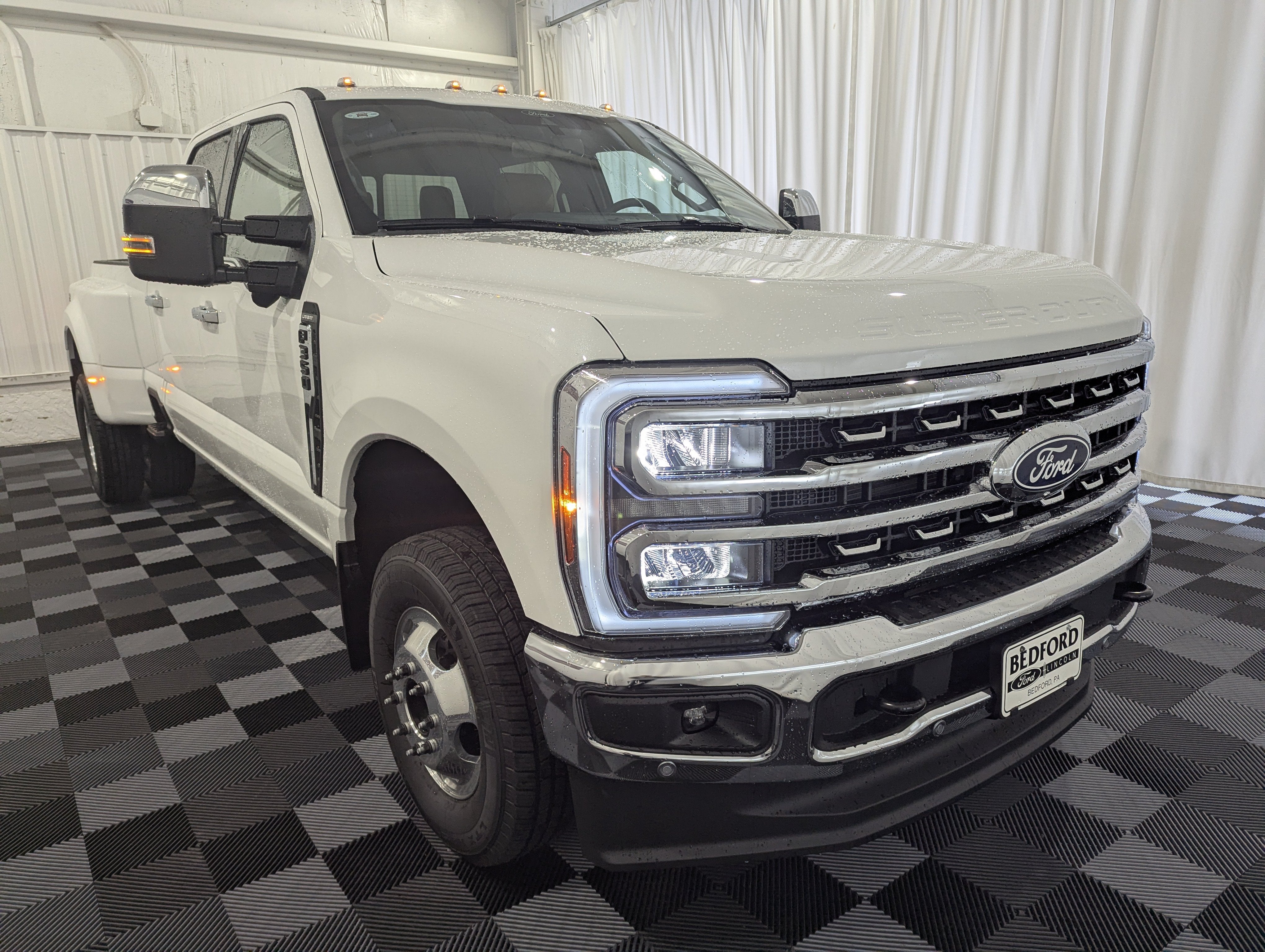 2027 Ford Super Duty F-350 DRW Lariat