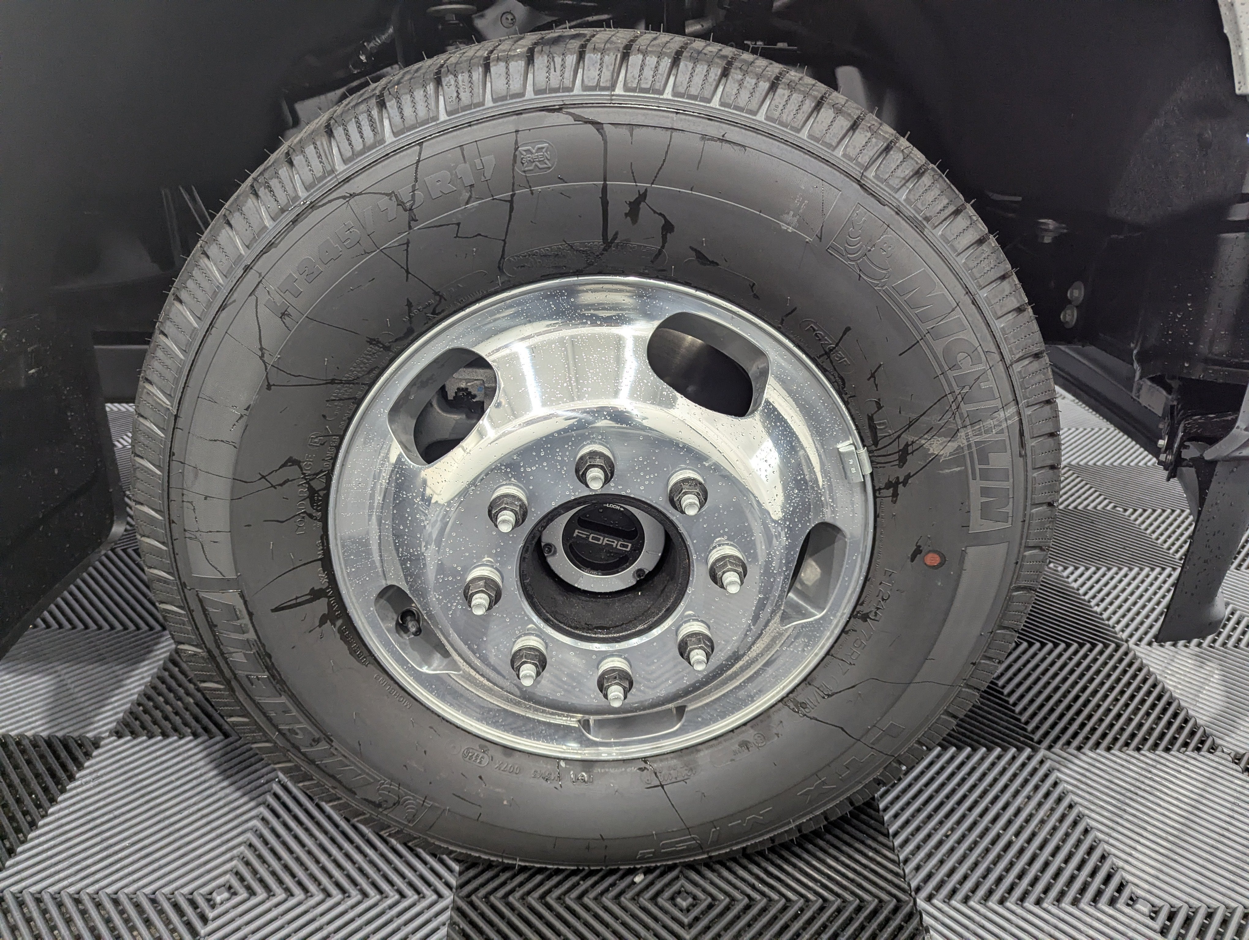 2027 Ford Super Duty F-350 DRW Lariat