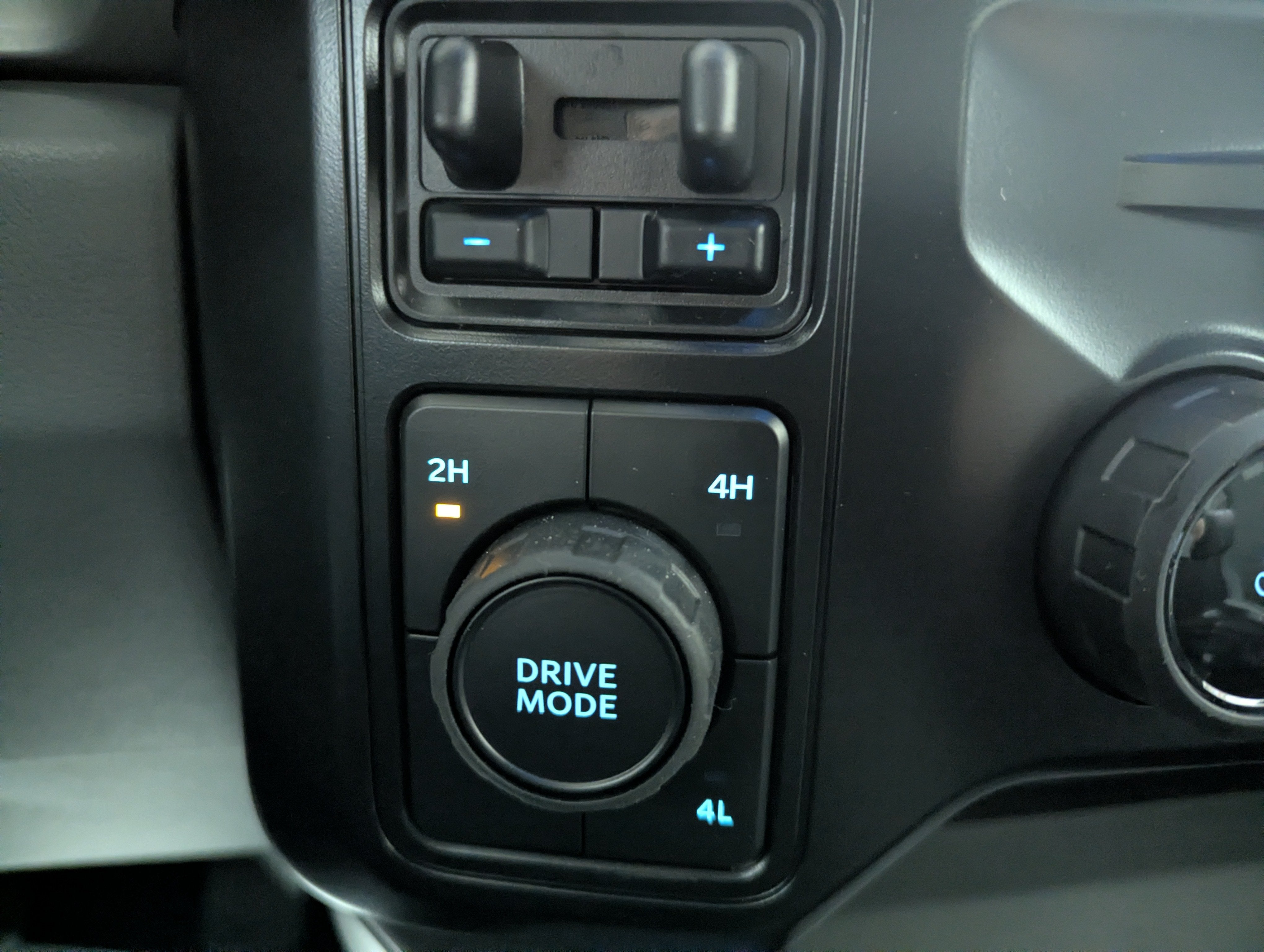 2027 Ford Super Duty F-350 DRW XLT