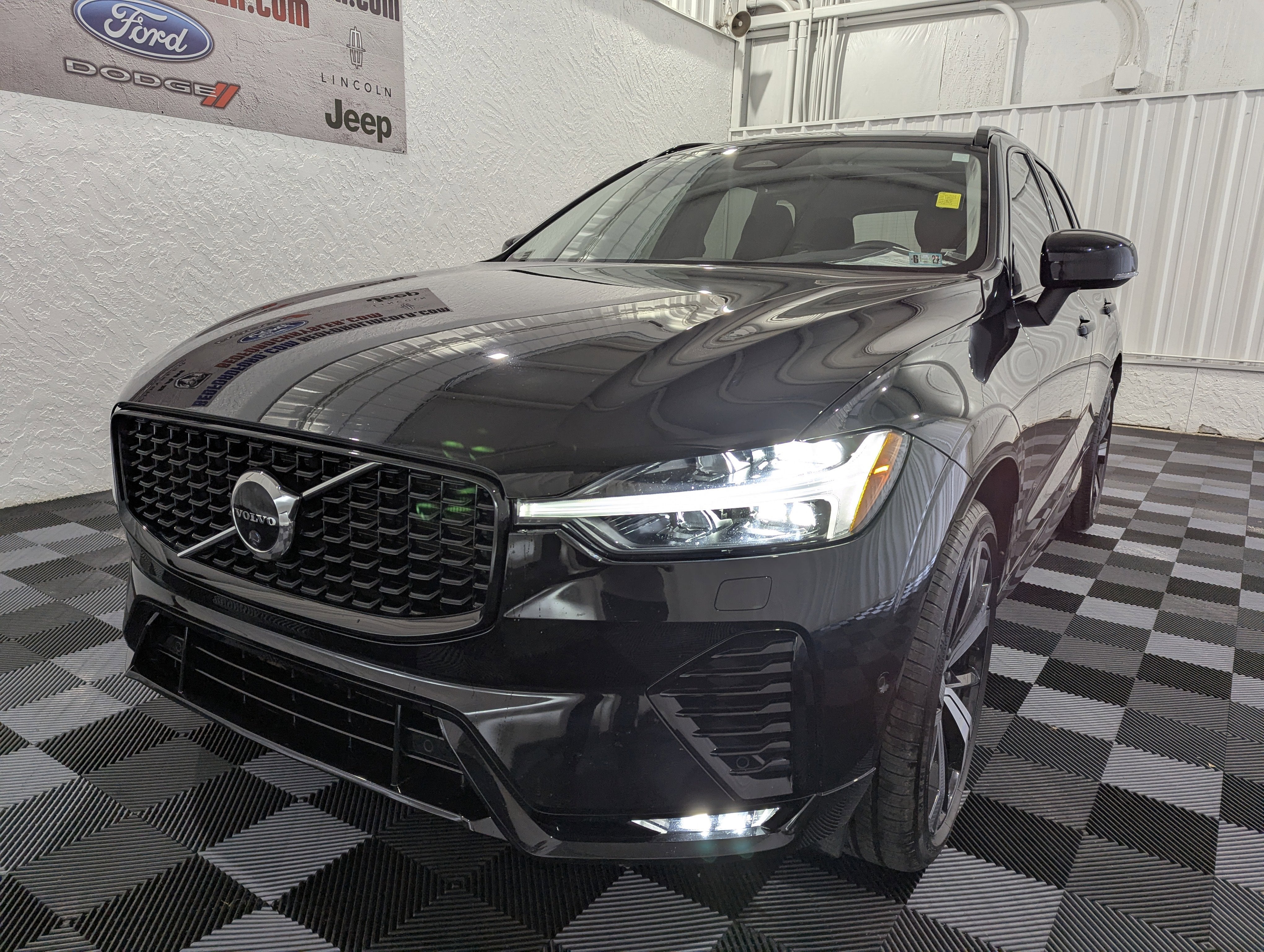 2023 Volvo XC60 Ultimate Dark Theme AWD